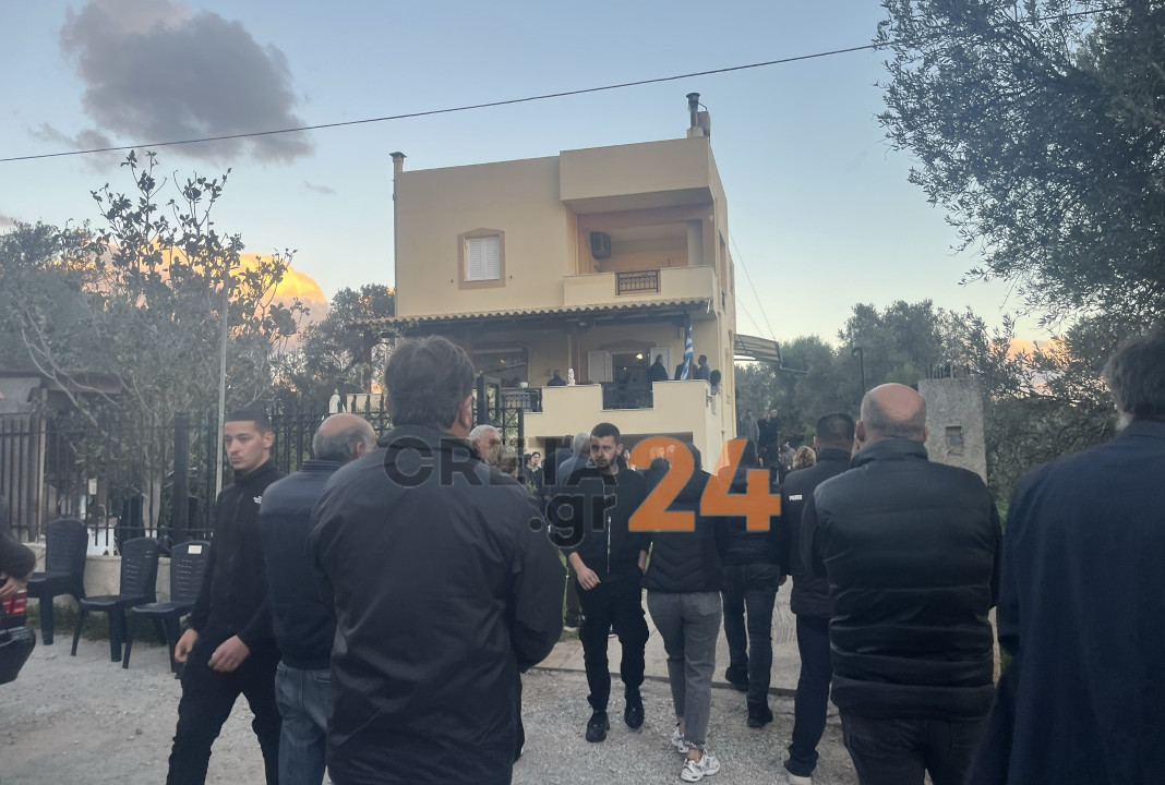 Στο Τυμπάκι η σορός του 19χρονου Ραφαήλ – Σπαρακτικές στιγμές στο σπίτι του